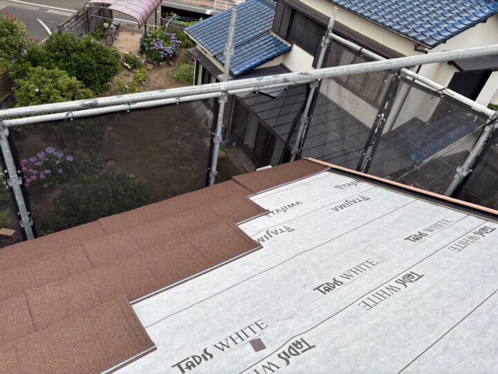 新しい屋根材（ディーズルーフィング）を取り付けている