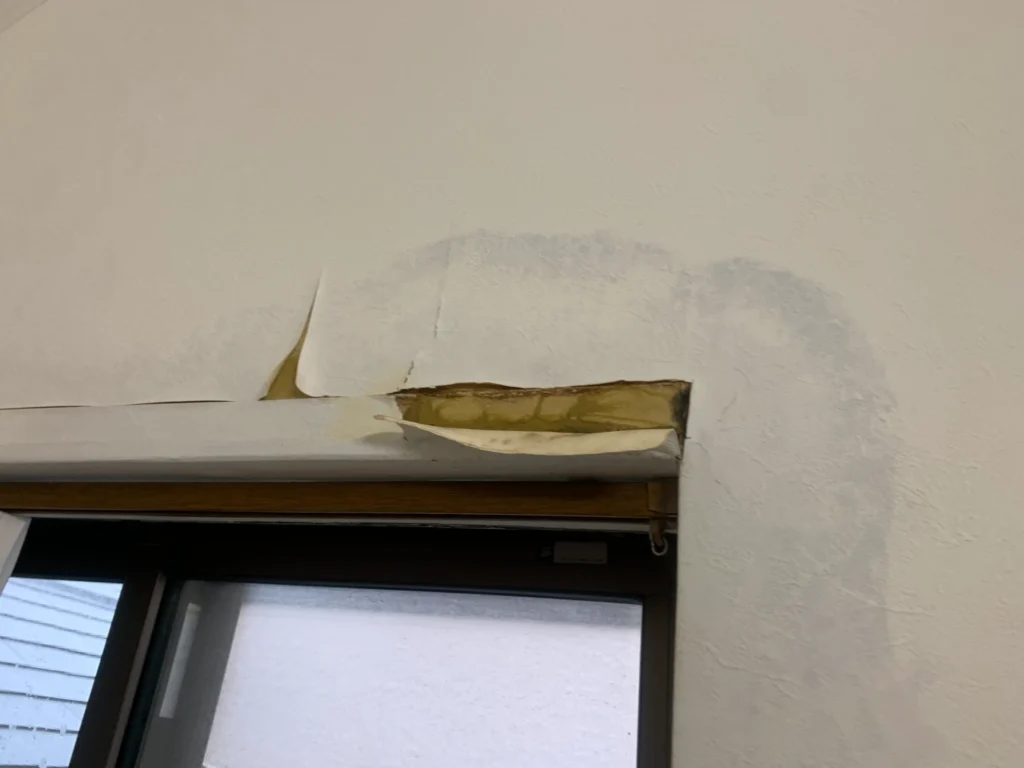 サッシまわりからの雨漏り・壁紙の剥がれ