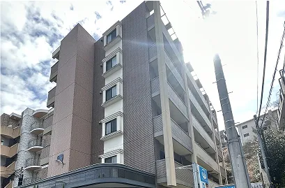 外壁がくすんだ色合いのマンション