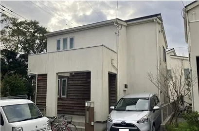 白色の外壁を持つ住宅の外観